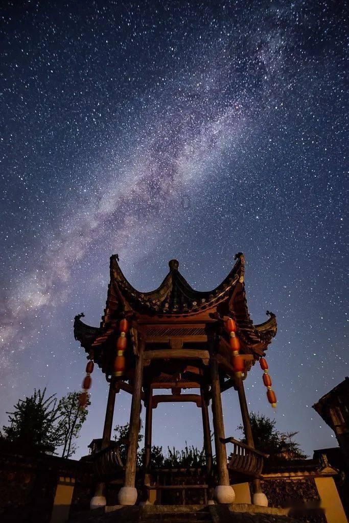 有一块占地25公顷的正方形绿地如果它的边长各延长200米那么绿地的面积增加多少公顷？